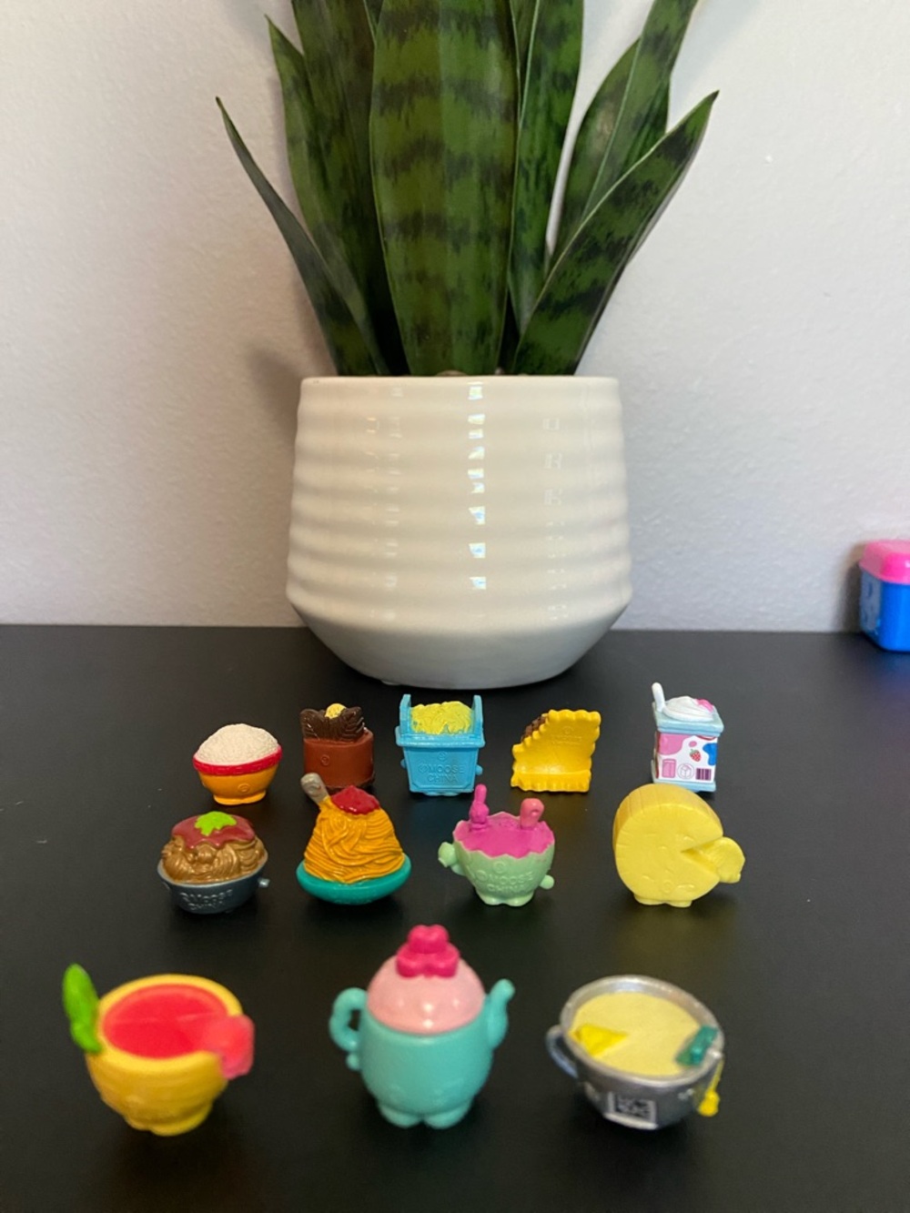 Shopkins Playset Lot: Pink & Purple Presents, Pink Shopping Bags & 16 Shopkins - Picture 14 of 16